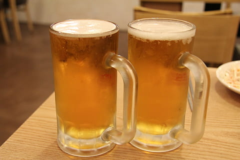 to øl krus, fadøl, øl, hof, øl - alkohol, mad og drikke, drikke, forfriskning, alkohol, ølglas, drikkeglas, skummende drikke, bord, glas, husholdningsudstyr, pilsner, pint glas, indendørs, restaurant, ingen mennesker, kold temperatur, stilleben, tæt på, krukke - krukke, 5K, CC0, offentligt domæne, royaltyfrie