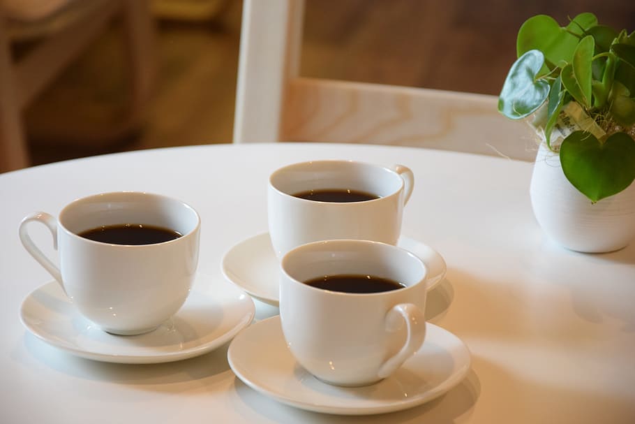 tre, hvid, tekopper, sort, væske, kaffe, urt, slap af, mad og drikke, kop, krus, drikke, underkop, bord, forfriskning, kaffekop, porcelæn, kaffe - drikke, indendørs, plante, friskhed, blomst, varm drikke, ingen mennesker, blomstrende plante, mad, stilleben, te kop, alkoholfri drikkevare, morgenmad, 5K
