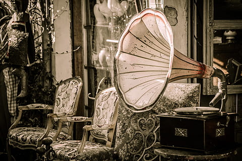 hitam, putih, gramopon, meja, pasar loak, tua, sampah, nostalgia, vintage, dalam ruangan, tidak ada orang, peralatan penerangan, antik, cermin, hari, wadah, usang, kursi, fokus pada latar depan, masih hidup, ditinggalkan, alat musik, pasar, musik, bangunan, lampu listrik, 4K, CC0, domain publik, bebas royalti