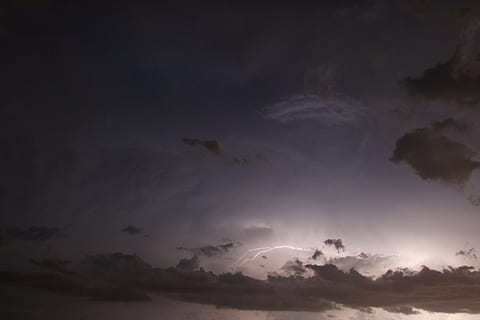 tordenvejr, lyn, skyer, nat, vejr, storm, himmel, natur, regn, torden, lys, strejke, Bolt, sky - himmel, scenics, skønhed i naturen, scenics - natur, ro, ingen mennesker, flyvende, miljø, storm sky, mørk, rolig scene, dramatisk himmel, fugl, silhuet, dyre temaer, cloudscape, udendørs, ildevarslende, 2K, CC0, offentligt domæne, royaltyfrie