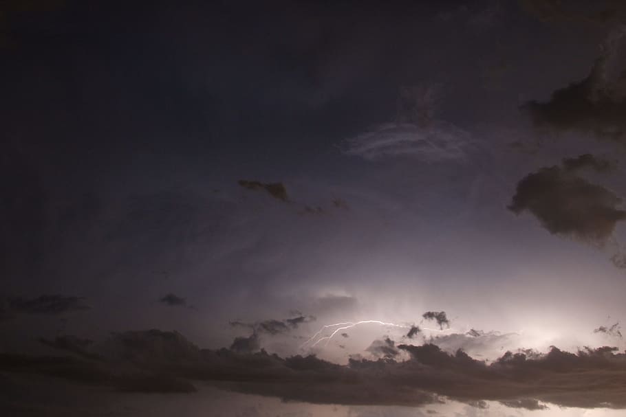 tordenvejr, lyn, skyer, nat, vejr, storm, himmel, natur, regn, torden, lys, strejke, Bolt, sky - himmel, scenics, skønhed i naturen, scenics - natur, ro, ingen mennesker, flyvende, miljø, storm sky, mørk, rolig scene, dramatisk himmel, fugl, silhuet, dyre temaer, cloudscape, udendørs, ildevarslende, 2K