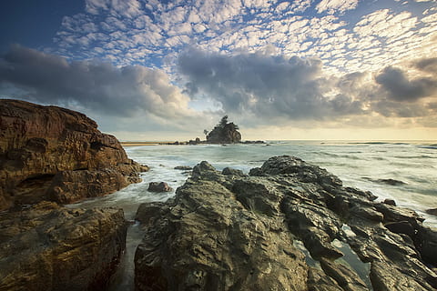 Brun, klipper, kysten, hvid, skyhimmel, strand, skyer, flyde, landskab, natur, ocean, hav, kyst, solopgang, struktur, klippe, vand, rock-objekt, solid, himmel, scenics - natur, sky - himmel, skønhed i naturen, jord, horisont over vand, rock formation, horisont, bevægelse, ro, rolig scene, ingen mennesker, udendørs, eroderet, klippekyst, 720P, CC0, offentligt domæne, royaltyfrie