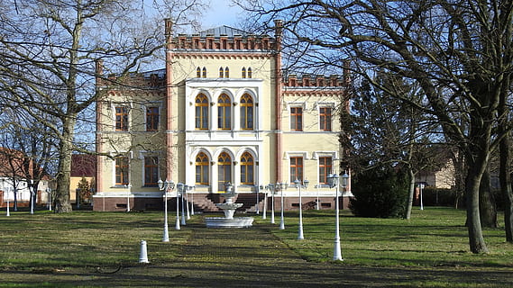 architettura, vecchio, costruzione, albero, casa, parco, villa, viaggio, esterno dell'edificio, struttura costruita, pianta, erba, albero nudo, natura, giorno, nessuno, posto a sedere, il passato, arco, storia, prato, finestra, ramo, cielo, all'aperto, colonna architettonica, 4K, CC0, dominio pubblico, privo di copyright