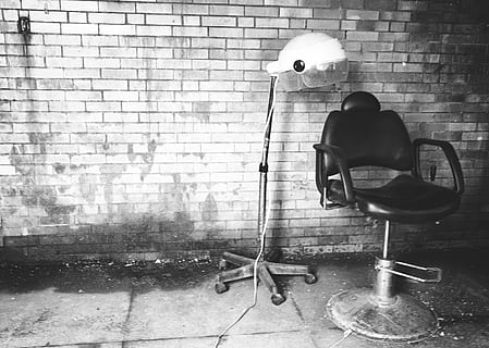 sort, læder salon stol, barber, stol, mursten, væg, beton, barber, stol, sort og hvid, murstens væg, indendørs, dag, kun en mand, en person, sæde, bygget struktur, murbygningsfunktion, arkitektur, fravær, ingen mennesker, gulve, vindue, belysningsudstyr, livsstil, 4K, CC0, offentligt domæne, royaltyfrie