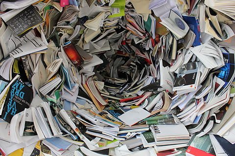 sort bogsamling, Bestil, adressebog, læring, lære, læsning, kultur, bibliotek, mængder, reoler, læsefærdigheder, Læs, uddannelse, læser, tekst, underviser, kende, bunke, affald, forretning, stor gruppe af objekter, overflod, stilleben, ingen mennesker, papir, fuld ramme, indendørs, valg, baggrunde, variation, dokument, multi farvet, høj vinkel visning, stak, kollektion, tæt på, bestille, avis, rodet, kaos, 5K, CC0, offentligt domæne, royaltyfrie