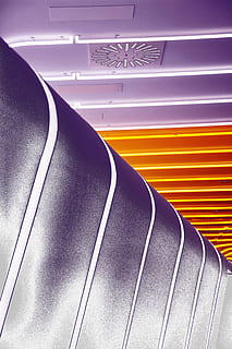 luci, graficamente, viola, giallo, bianca, composizione, serie, mezzi di trasporto, nessuno, in casa, modello, modo di trasporto, metallo, architettura, struttura costruita, vuoto, moderno, veicolo terrestre, viaggio, vista dall'alto, giorno, tecnologia, illuminato, connessione, avvicinamento, direzione, soffitto, 4K, CC0, dominio pubblico, privo di copyright