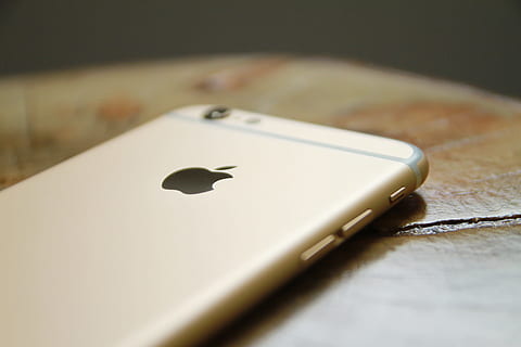 altın iphone 6, yakın çekim fotoğraf, kahverengi, ahşap, üst, altın, iphone 6, yüzey, iphone, telefon, teknoloji, elektronik, cihaz, cep telefonu, akıllı telefon, apple bilgisayarlar, başyazı, kablosuz teknoloji, iletişim, ekipman, hareketlilik, Internet, insansız, küresel iletişim, tek nesne, ürün çekimi, kapatmak, içeriye, siyah arka plan, gün, seçici odak, natürmort, tablo, iki nesne, ahşap malzeme, dolma kalem, ön plana odaklanmak, bağ, metal, yüksek açılı görünüş, Ofis malzemeleri, ofis, Sanat ve zanaat, stüdyo çekimi, basitlik, 5K, CC0, kamu malı, telif ücretsiz