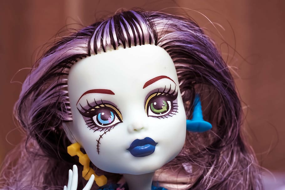 nina, gòtic, horror, cara, Halloween, estrany, por, horripilant, sans serif, No-morts, femella, cap, crani, fantasmes, mort, joguines, joguines infantils, maquillatge, tirada al cap, pintura de cara, retrat, rostre humà, gent, cabell arrissat, part del cos humà, mirant la càmera, representació humana, a l'interior, primer pla, cabell, semblança femenina, representació, perruca, pentinat, moda, joguina, centrar-se en primer pla, part del cos, cabell humà, porpra, 4K
