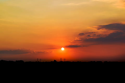 silueta de la posta de sol, silueta, edifici, posta de sol, sol, cel, núvols, sortida del sol, color taronja, escenics - natura, bellesa a la natura, núvol - cel, escena tranquil·la, tranquil·litat, idíl·lic, cap gent, paisatge, naturalesa, medi ambient, a l'aire lliure, cel dramàtic, llum solar, arquitectura, ciutat, cel romàntic, 5K, CC0, domini públic, lliure de regalies
