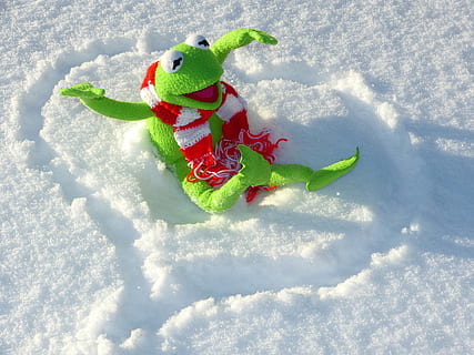 green, frog, snow, kermit, fun, winter, cold, cold temperature, nature, snowman, representation, no people, day, white color, high angle view, toy, sunlight, green color, hat, leaf, shadow, outdoors, red, animal representation, scarf, powder snow, 4K, CC0, public domain, royalty free