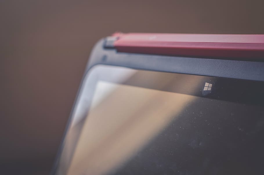 portàtil de Windows, negre, pantalla, foto del focus, foto, Microsoft, superfície, tauleta, tecnologia, negocis, treballar, cap gent, primer pla, a l'interior, dia, comunicació, correu electrònic, carta, document, correspondència, sol objecte, còpia espai, color rosa, vista d’angle alt, tir de l'estudi, ombra, paper, enfocament selectiu, estil retro, oficina, en blanc, 4K