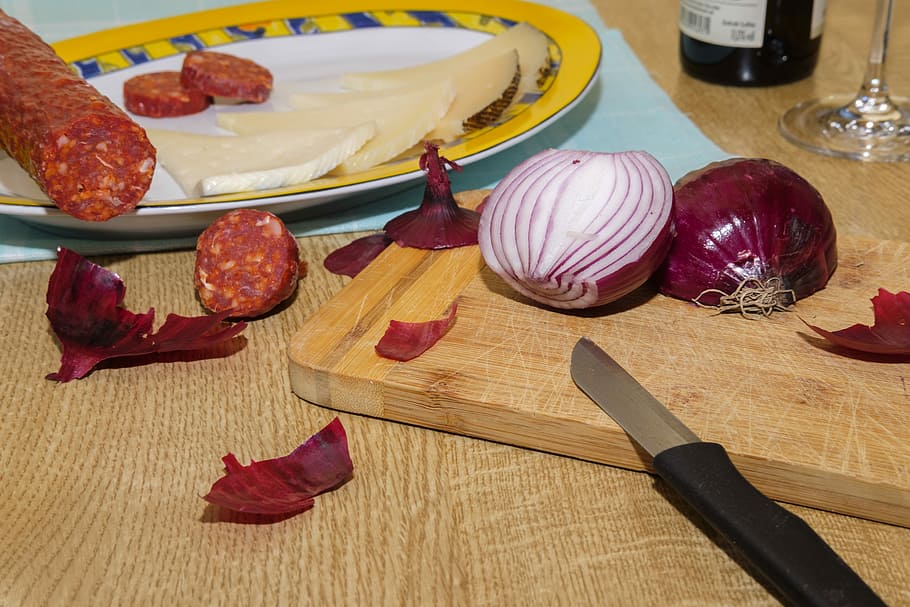 vespres, berenar, ceba, salsitxa, salami, formatge, sopar, menjar, menjar i beguda, taula, frescor, a l'interior, natura morta, vegetals, cap gent, taula de tallar, alimentació saludable, vista d’angle alt, ganivet de cuina, benestar, fruita, primer pla, ganivet, material de fusta, preparació, vermell, picat, 5K
