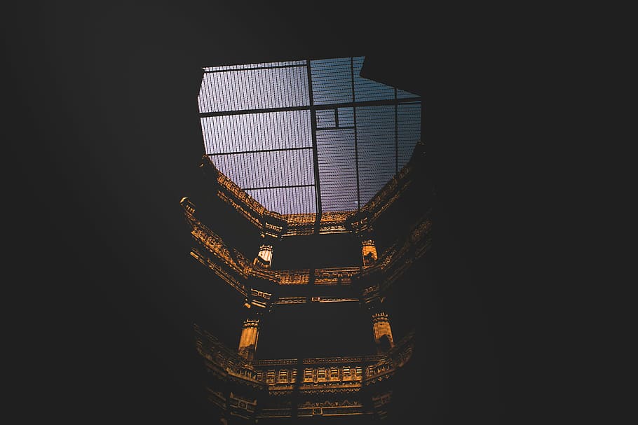 mirant, Adalaj stepwell, gris, cel, silueta de l’estadi, arquitectura, buscant, quadrícula, ombra, negre, estructura construïda, exterior de l'edifici, cap gent, vista d’angle baix, il·luminat, còpia espai, edifici, nit, naturalesa, a l'aire lliure, cel clar, fosc, vidre - material, equips d’il·luminació, torre, modern, fons negre, directament a sota, gratacels, sostre, 5K