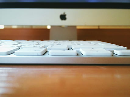hvid, computer tastatur, Brun, træ-, bord, æble, computer, skrivebord, imac, tastatur, indendørs, teknologi, ingen mennesker, fravær, forretning, selektiv fokusering, kontor, virksomhedernes forretning, board room, tæt på, sæde, bekvemmelighed, møbel, arkitektur, fokus på forgrunden, indgang, træ - materiale, 2K, CC0, offentligt domæne, royaltyfrie