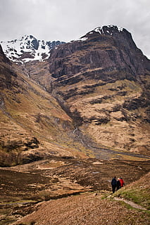 gent, caminar, muntanya, tres, ruta dels turons, muntanya de neu, turó, camí, senderisme, a l'aire lliure, naturalesa, homes, aventura, paisatge, Serra, cim de muntanya, escenics, només adults, una persona, escenics - natura, bellesa a la natura, activitat d'oci, escena no urbana, persones reals, vista del darrere, medi ambient, escena tranquil·la, tranquil·litat, estils de vida, dia, activitat, 4K, CC0, domini públic, lliure de regalies