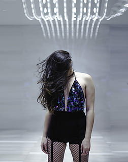 Kadın, mavi, yular, üst, ayakta, yanında, gri, boyalı, duvar, dansçı, model, payetler, uzun saç, bir kişi, gerçek insanlar, yaşam, saç modeli, saç, KADIN, üç çeyrek uzunluk, günlük kıyafet, boş zaman etkinliği, dikiz, genç yetişkin, içeriye, yetişkin, genç kadınlar, Giyim, ön plana odaklanmak, insan saçı, gizlenmiş yüz, 5K, CC0, kamu malı, telif ücretsiz