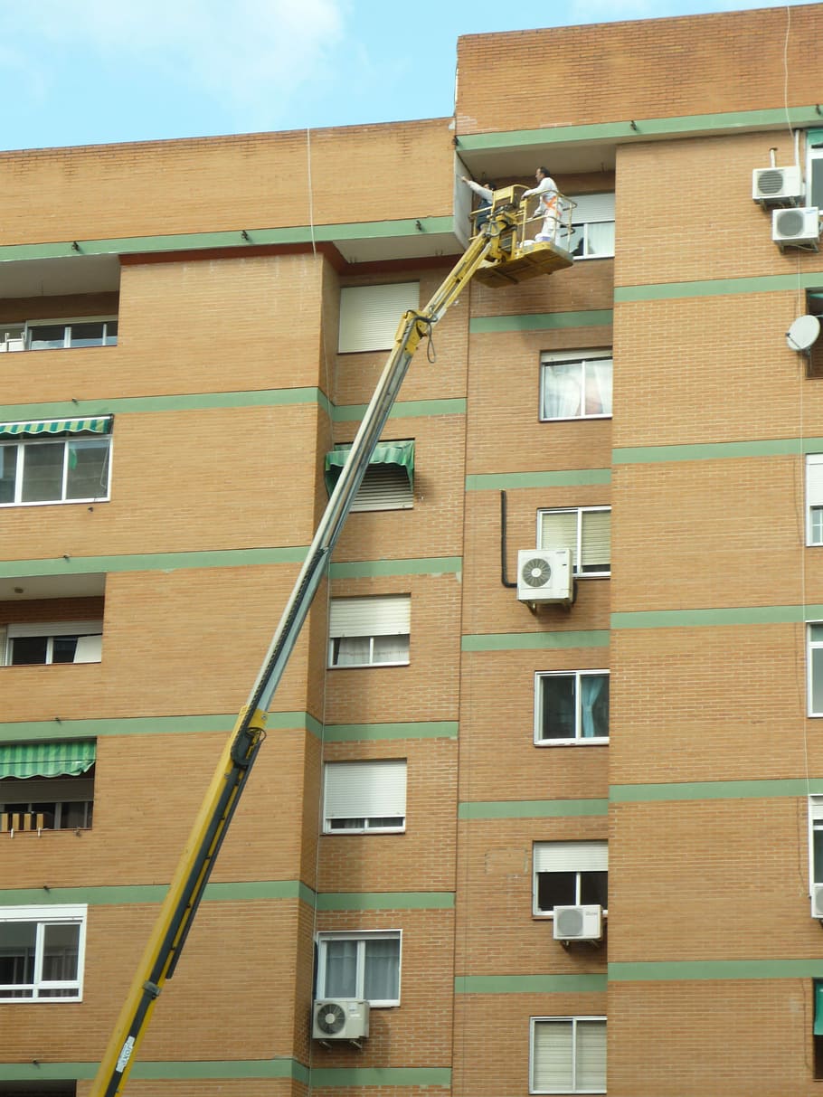 plataforma, carretons elevadors, màquina, treballar, reparació, alçada, articulat, estable, treballadors, peons, edifici, façana, arreglar, haulotte, maquinària, auxiliar, exterior de l'edifici, arquitectura, finestra, estructura construïda, edifici residencial, cap gent, dia, barri residencial, a l'aire lliure, naturalesa, vista d’angle baix, seguretat, tub de tub, apartament, funció de construcció de parets, connexió, protecció, marc complet, ciutat, 2K