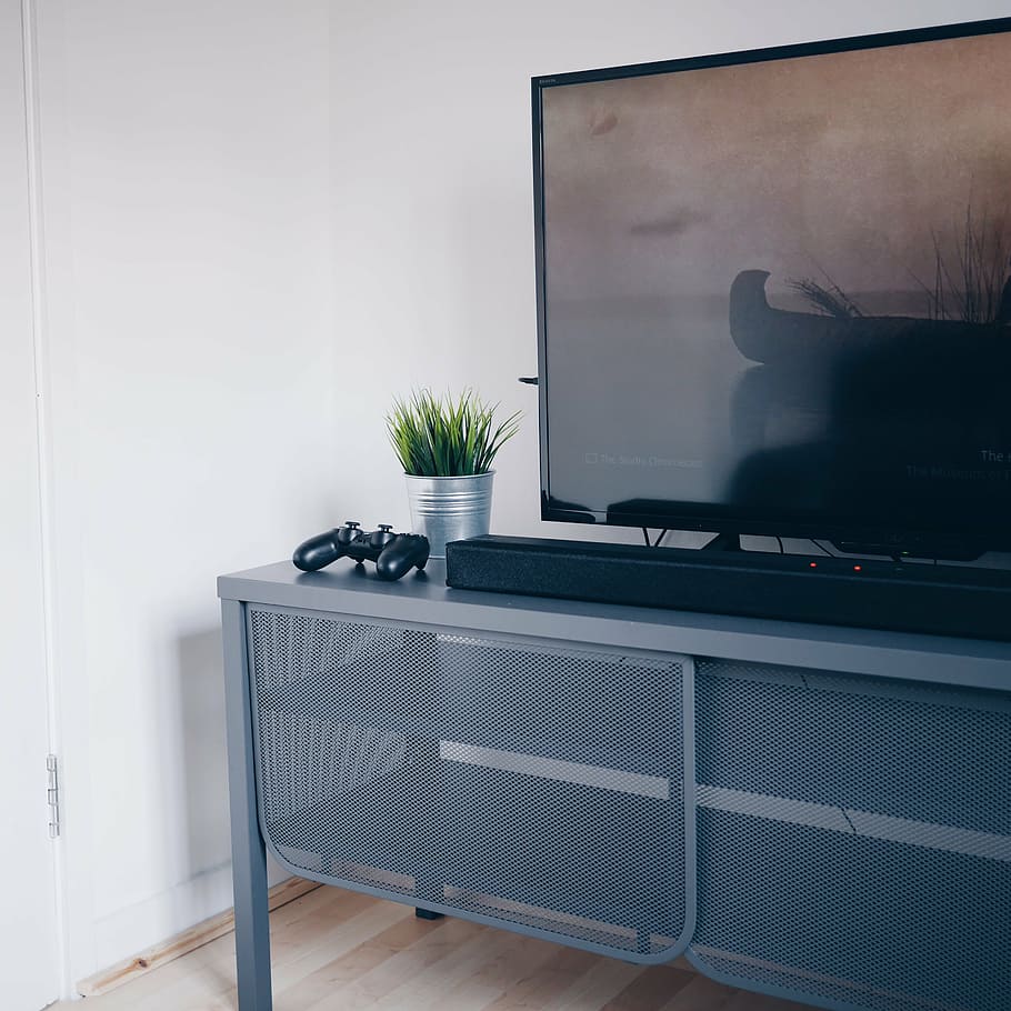 pis, pantalla de televisió, gris, banc d’acer de televisió, tancar, foto, ps, controlador, soundbar, pantalla, televisió, tecnologia, gadgets, entreteniment, led, lcd, prestatge, playstation, control, oci, vivent, habitació, a l'interior, interior de casa, habitació domèstica, interior de l'aparador, modern, luxe, cap gent, apartament, dia, sala d'estar, planta, planta en test, funció de construcció de parets, taula, mobles, naturalesa, casa, absència, televisor, finestra, color negre, ordinador, sòls, pantalla plana, 2K