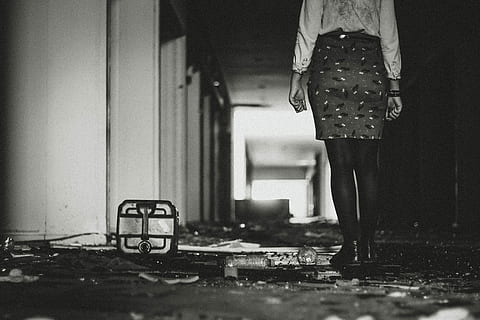 escala de grises, mujer, en pie, dentro, edificio, pasillo, en blanco y negro, gente, una persona, monocromo, abandonado, sucio, sección baja, Sólo para adultos, adentro, adulto, longitud total, gente real, cuarto doméstico, estilos de vida, interior de la casa, centrarse en primer plano, ropa casual, dañado, vida domestica, vista trasera, casa, actividad de ocio, pierna humana, 5K, CC0, dominio público, libre de derechos