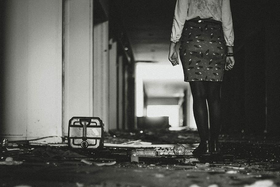 escala de grises, mujer, en pie, dentro, edificio, pasillo, en blanco y negro, gente, una persona, monocromo, abandonado, sucio, sección baja, Sólo para adultos, adentro, adulto, longitud total, gente real, cuarto doméstico, estilos de vida, interior de la casa, centrarse en primer plano, ropa casual, dañado, vida domestica, vista trasera, casa, actividad de ocio, pierna humana, 5K