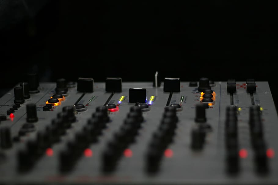 mesclador d'àudio gris, deejay, dj, mesclador, nit, registre, taula giratòria, vinil, mesclador de so, música, barreja, estudi de gravació, tecnologia, control, en fila, equip de gravació de so, panell de control, cap gent, equip d’àudio, estudi, cultura i entreteniment artístic, indústria electrònica, tir de l'estudi, a l'interior, equipament elèctric, primer pla, equipament, polsador, complexitat, estació de ràdio, teclat, 2K