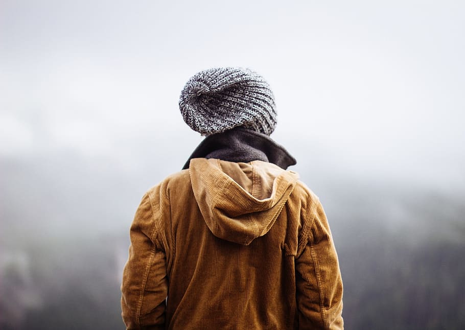 braun, Kapuzenjacke, grau, stricken, Hut, Menschen, Toque, Jacke, Kleidung, Rückansicht, Winter, Nebel, Taille hoch, Erwachsene, warme Kleidung, eine Person, Tag, Natur, Fokus auf den Vordergrund, Stehen, Kapuze, Himmel, kalte Temperatur, Mantel, kopieren sie platz, draußen, Kapuze - Kleidung, 1080P