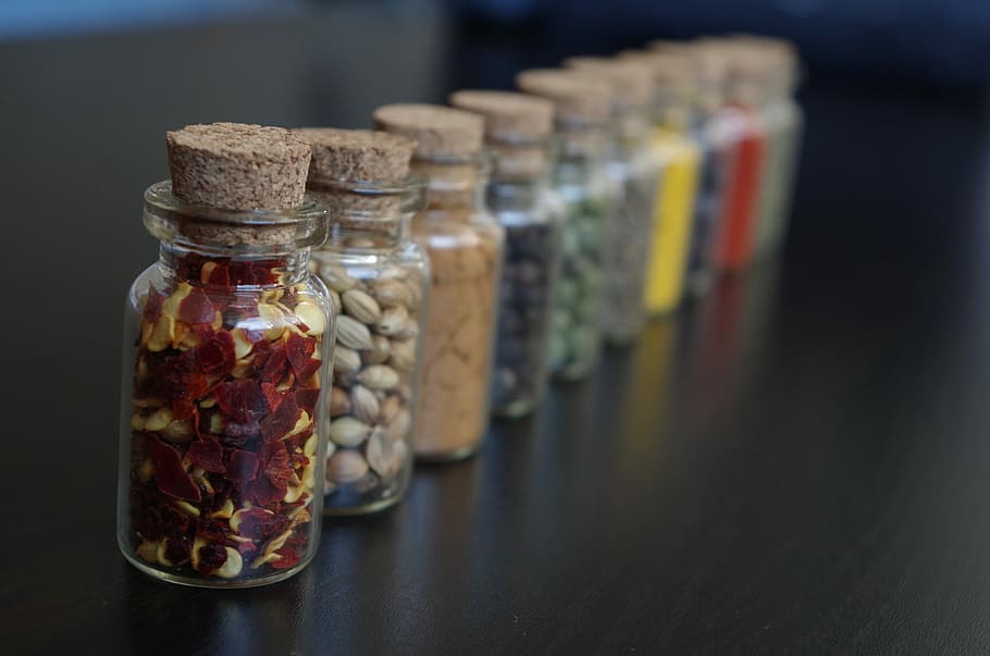 pebre, ampolla, farcit, vidre, suro, la tapa, cuinar, jar, a l'interior, centrar-se en primer pla, hermètic, cap gent, dia, vidre - material, contenidor, menjar i beguda, benestar, menjar, alimentació saludable, transparent, taula, primer pla, pot de paleta, frescor, natura morta, conservats, variació, enfocament selectiu, fruita, berenar, menjar vegetarià, 4K