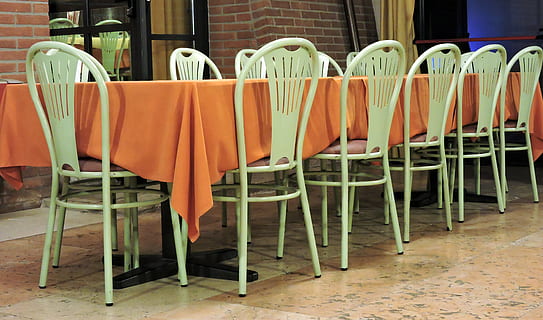 bord, ly, tom, stole, restaurant, lokal harddisk, klæde, grøn, orange, sæde, stol, i en række, ingen mennesker, fravær, møbel, metal, arrangement, rack, handle ind, detail, mode, bestille, orange farve, bøjle, forretning, side om side, hængende, forbrugerisme, 4K, CC0, offentligt domæne, royaltyfrie