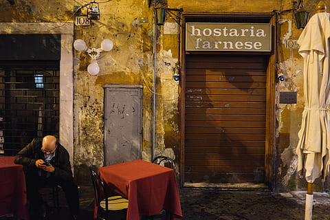 café, noche, cerrado, Por la noche, otro, restaurante, escena urbana, calle, gente, arquitectura, adentro, día, adulto, comunicación, gente real, exterior del edificio, estructura construida, texto, una persona, puerta, Entrada, edificio, escritura occidental, estilos de vida, actividad de ocio, en pie, firmar, guión no occidental, pared - característica de la construcción, 4K, CC0, dominio público, libre de derechos
