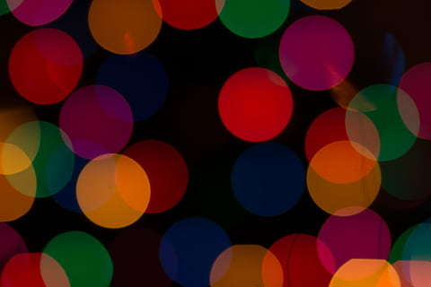 lumières de bokeh, cercle, lumière de Noël, guirlande lumineuse, texture, modèle, Forme géométrique, arrière-plans, illuminé, nuit, défocalisé, abstrait, matériel d'éclairage, personne, forme, multi couleur, plein cadre, à pois, mouvement, lumière, couleur noire, fête, rouge, effet de lumière, froussard, fond noir, couleur saturée, violet, milieux abstraits, fortement éclairé, effet texturé, effet multicouche, 5K, CC0, domaine public, libre de droits