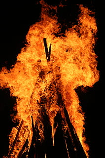 foc, llum, flames, carbons, cremant, foc - fenomen natural, flama, calor - temperatura, naturalesa, moviment, color taronja, foguera, cap gent, nit, color negre, a l'aire lliure, brillant, registre, senyal d'advertència, material de fusta, medi ambient, signe, 2K, CC0, domini públic, lliure de regalies