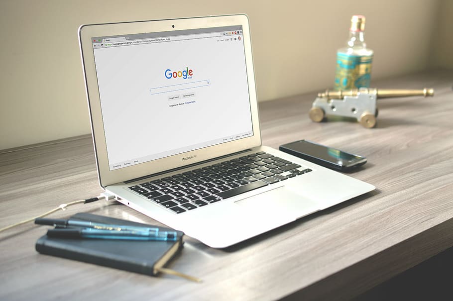 MacBook Air, fusta, taula, MacBook, aire, superior, marró, portàtil, ordinador, tecnologia, oficina, escriptori, negocis, Google, Bloc de notes, quadern, bolígrafs, treball, treballar, Internet, tecnologia sense fils, comunicació, connexió, usant portàtil, a l'interior, cap gent, mobles, xarxa d’ordinadors, portabilitat, dispositiu d’informació portàtil, comoditat, material de fusta, natura morta, equips informàtics, llum elèctrica, 5K