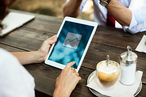 sieviete, izmantojot, balts, ipad, parādīšana, finansējumu, tabletes, skārienekrāns, sīkrīku, koka, tabula, kafija, kafejnīca, Bizness, sanāksmē, cilvēkiem, bezvadu tehnoloģija, cilvēka roku, tehnoloģijas, komunikāciju, roka, cilvēka ķermeņa daļa, saimniecība, pieaugušais, pārtika un dzērieni, telpās, viedtālrunis, savienojumu, digitālā tablete, koksne - materiāls, dzert, dzīvesveidu, portatīvo informācijas ierīci, vīriešiem, ekrānā, stikls, 5K, CC0, publiskais domēns, bez atlīdzības