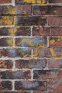 bakgrunn, tekstur, vegg, murstein, Urban, murstein tekstur, murvegg, grunge, malt, graffiti, stikkord, tagging, grungy, sprayet, spray maling, veggbyggingsfunksjon, bygget struktur, strukturert, arkitektur, full ramme, ingen folk, mønster, bygge eksteriør, dag, forvitret, gammel, nærbilde, gul, utendørs, ujevn, maling, teksturert effekt, blank, 4K, CC0, offentlig domene, opphavsrett gratis