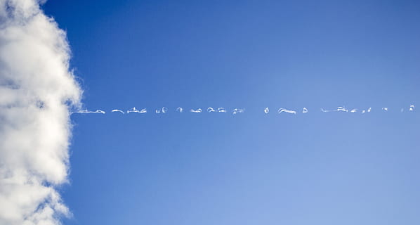 cielo, nube, paesaggio, cartello, su, personaggi, blu, nuvoloso, Paradiso, riflessione, inferno, malinconia, temperatura fredda, inverno, sfondi, acqua, nuvola - cielo, volante, nessuno, copia spazio, natura, Colore bianco, giorno, movimento, all'aperto, aereo, veicolo aereo, bellezza nella natura, panoramico, scia di vapore, in movimento, scenics - natura, Inquadratura dal basso, 4K, CC0, dominio pubblico, privo di copyright
