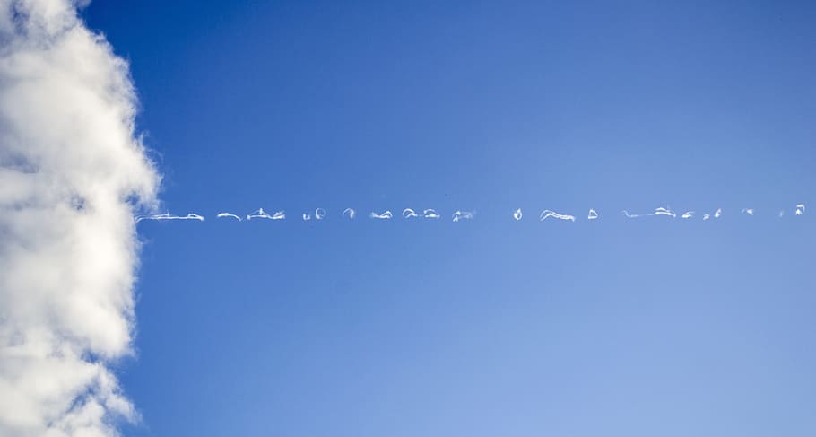cielo, nube, paesaggio, cartello, su, personaggi, blu, nuvoloso, Paradiso, riflessione, inferno, malinconia, temperatura fredda, inverno, sfondi, acqua, nuvola - cielo, volante, nessuno, copia spazio, natura, Colore bianco, giorno, movimento, all'aperto, aereo, veicolo aereo, bellezza nella natura, panoramico, scia di vapore, in movimento, scenics - natura, Inquadratura dal basso, 4K