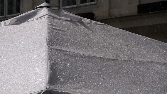gotas de lluvia, tormenta, sol, arquitectura, estructura construida, exterior del edificio, día, nadie, al aire libre, vista de ángulo bajo, naturaleza, pared, ciudad, pared - característica de la construcción, edificio, forma, de cerca, luz del sol, hormigón, modelo, el pasado, historia, esquina, 4K, CC0, dominio público, libre de derechos