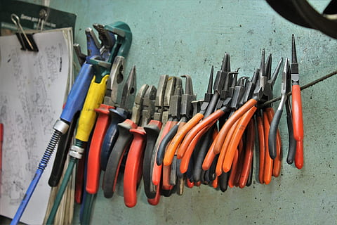 strumento, riparazione, maestro, grande gruppo di oggetti, strumento di lavoro, in casa, scelta, natura morta, nessuno, attrezzatura, strumento a mano, sospeso, avvicinamento, metallo, variazione, collezione, ordine, arma, caratteristica della parete, Cacciavite, precisione, scalpello, aggressione, 2K, CC0, dominio pubblico, privo di copyright