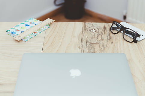Brille, schwarz, Frames, Weiß, Oberfläche, MacBook, Computer, Mac, Apfel, Laptop, Technologie, Lineal, Notizbuch, Arbeitsplatz, Kommunikation, Büro, Innenministerium, kabellose Technologie, drinnen, Tabelle, Verbindung, High Angle View, Holz - Material, Menschen, digitale Tablette, Internet, Nahansicht, Schreibtisch, Stift, Bildung, leer, studieren, 4K, CC0, gemeinfrei, lizenzfrei