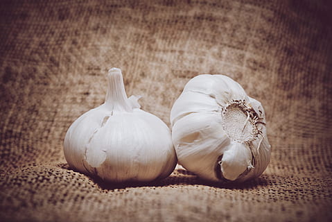 arpillera, All, vegetals, dos, menjar, saludable, planta, ingredient, natural, vegetarià, fresc, primer pla, to, tonificat, espècia, menjar i beguda, benestar, frescor, bulb d’all, alimentació saludable, natura morta, cap gent, a l'interior, material de fusta, Color blanc, taula, centrar-se en primer pla, aliments crus, grup d'objectes, gra d'all, 5K, CC0, domini públic, lliure de regalies