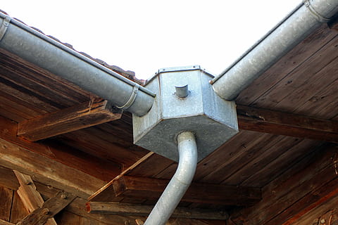 gris, drainage de plafond en acier, gouttière, eau de pluie, tuyau de descente, boîte, agrafe, eau, récipient, boîte de canal, distributeur, zinc, toit, Eaux usées, lien, artisanat, couvreurs, métal, personne, bois - matériau, architecture, faible angle de vue, journée, structure construite, en plein air, ciel clair, tuyau - tube, fermer, la nature, marron, partie machine, forme, ciel, l'histoire, le passé, plafond, couleur argentée, 4K, CC0, domaine public, libre de droits