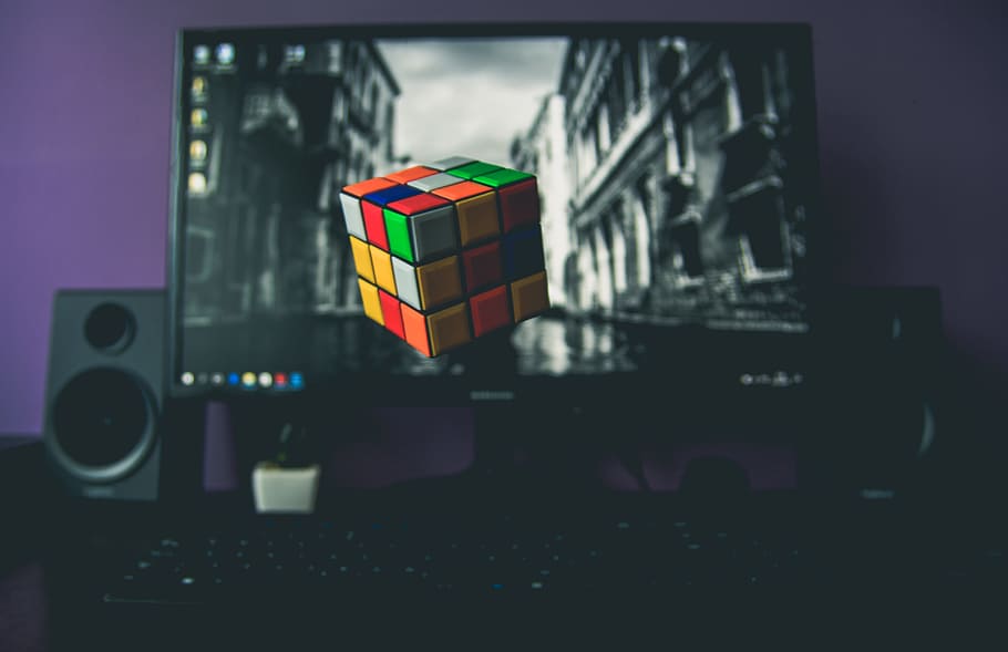 convertit, pis, ordinador de pantalla, monitor, mostrant, 3x3, 3 x 3 rubik, cub màgic, flotant, frontal, escriptori, cub, color, levitat, el cub de Rubik, rubik, tecnologia, multicolor, cap gent, il·luminat, nit, primer pla, a l'interior, centrar-se en primer pla, cultura i entreteniment artístic, taula, enfocament selectiu, música, equips informàtics, natura morta, contenidor, ordinador, dia, monitor d’ordinador, joguina, comunicació, equip de gravació de so, vida nocturna, 5K