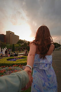mujer, vistiendo, azul, blanco, púrpura, floral, vestido, torneado, atrás, participación, mano, otro, persona, frente, cámara, dando la vuelta, al aire libre, gente, hembras, una persona, verano, puesta de sol, adulto joven, adulto, Sólo para adultos, pelo largo, pelirrojo, nube - cielo, cielo, gente real, actividad de ocio, estilos de vida, naturaleza, arquitectura, estructura construida, exterior del edificio, personas incidentales, vista trasera, en pie, ropa casual, planta, tierra, peinado, 1080P, CC0, dominio público, libre de derechos