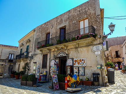 bouw, monumenten, plein, straat, dorp, erice, Sicilië, Italië, gebouwen, toeristische bestemming, rijden, reizen, architectuur, bazar, comanche, buitenkant van het gebouw, ingebouwde structuur, gebouw, echte mensen, stad, vrouw, dag, mensen, natuur, venster, hemel, levensstijlen, mannen, volledige lengte, oud, woonwijk, volwassen, buitenshuis, 4K, CC0, publiek domein, royaltyvrij
