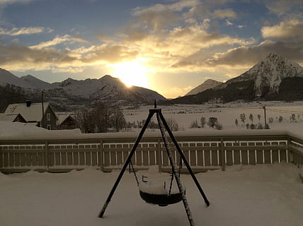 tramonto, inverno, montagna, nuvole, cielo, bålpanne, terrazza, verso la luce, la neve, paesaggio, Norvegia, Nordnorge, la natura del, ghiaccio, cielo blu, freddezza, artico, scenics - natura, temperatura fredda, bellezza nella natura, catena montuosa, nuvola - cielo, natura, scena tranquilla, la tranquillità, architettura, montagna innevata, struttura costruita, scena non urbana, nessuno, esterno dell'edificio, all'aperto, picco di montagna, 2K, CC0, dominio pubblico, privo di copyright