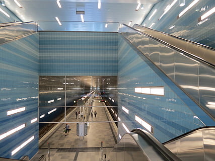 arquitectura, edifici, modern, blau, façana, duplicació, blavós, metall, arquitectura moderna, forma, escala mecànica, futurista, transport, a l'interior, equips d’il·luminació, il·luminat, viatjar, estructura construïda, vidre - material, vista d’angle alt, comoditat, sostre, ciutat, manera de transport, aeroport, persones incidentals, direcció, sòls, moviment, passarel·la en moviment, 4K, CC0, domini públic, lliure de regalies