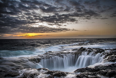 vandfald, overskyet, himmel, havfotografering, fotografering, gylden time, Sky, hav, sten-, natur, bølge, solnedgang, vand, strand, sky - himmel, skumring, cloudscape, marinemaleri, scenics, kystlinje, skønhed i naturen, landskab, horisont over vand, dramatisk himmel, ingen mennesker, blå, udendørs, sollys, sommer, vejr, sol, rock-objekt, scenics - natur, bevægelse, lang eksponering, jord, horisont, idyllisk, sløret bevægelse, rolig scene, klippe, flydende vand, magt i naturen, 4K, CC0, offentligt domæne, royaltyfrie