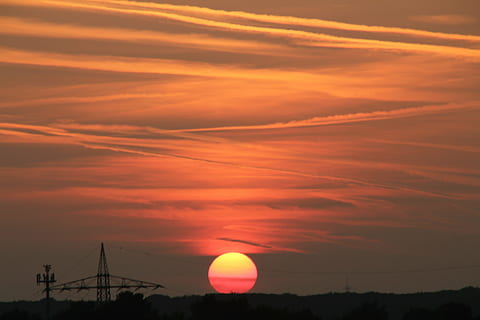 posta de sol, corrent, núvols, cel, línia elèctrica, pols de potència, Font d'alimentació, taronja, vermell, sol, núvol - cel, color taronja, bellesa a la natura, silueta, escenics - natura, escena tranquil·la, naturalesa, connexió, cap gent, tranquil·litat, idíl·lic, tecnologia, piló d’electricitat, a l'aire lliure, electricitat, vista d’angle baix, cable, cel romàntic, 5K, CC0, domini públic, lliure de regalies