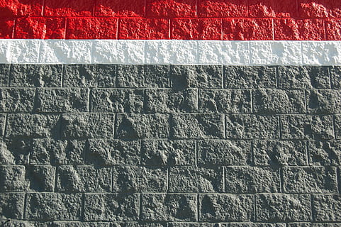 bemalte Blockwand, Textur, Hintergrund, Wand, Block, Oberfläche, Mauerwerk, Gebäude, Schatten, Kontrast, texturiert, Hintergründe, Vollbild, Nahansicht, rot, Muster, keine Leute, Textil-, Tag, draußen, Wandbau - Funktion, gebaute Struktur, die Architektur, Gebäudehülle, Sonnenlicht, Zeichen, Steinwand, Kommunikation, Natur, Wiederholung, Beton, 2K, CC0, gemeinfrei, lizenzfrei
