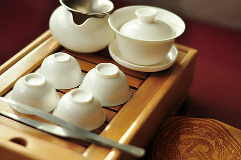 kop, thee?, wit, keramisch, kommen, bruin, houten, dienblad, thee, thee set, cups, plat leggen, theepot, kopje thee, geen mensen, eten en drinken, binnenshuis, mok, keramiek, porselein, detailopname, Aziatisch eten, drinken, groep objecten, Chinees eten, houder, warme drank, aardewerk, middag thee, 4K, CC0, publiek domein, royaltyvrij